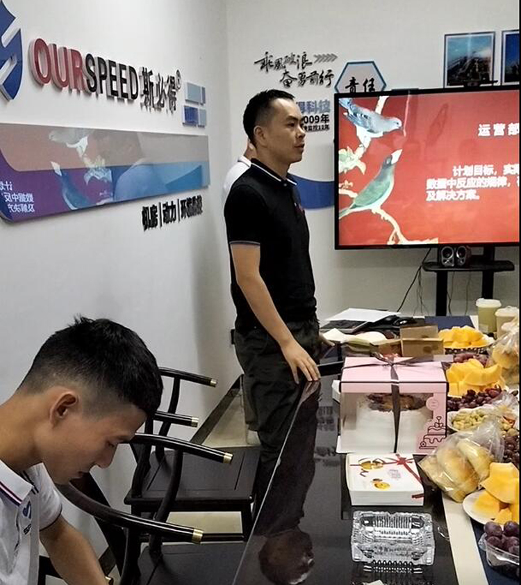 麻豆网络文化传媒科技召开9月份总结会暨生日会 麻豆网络文化传媒科技召开9月份总结会暨生日会
