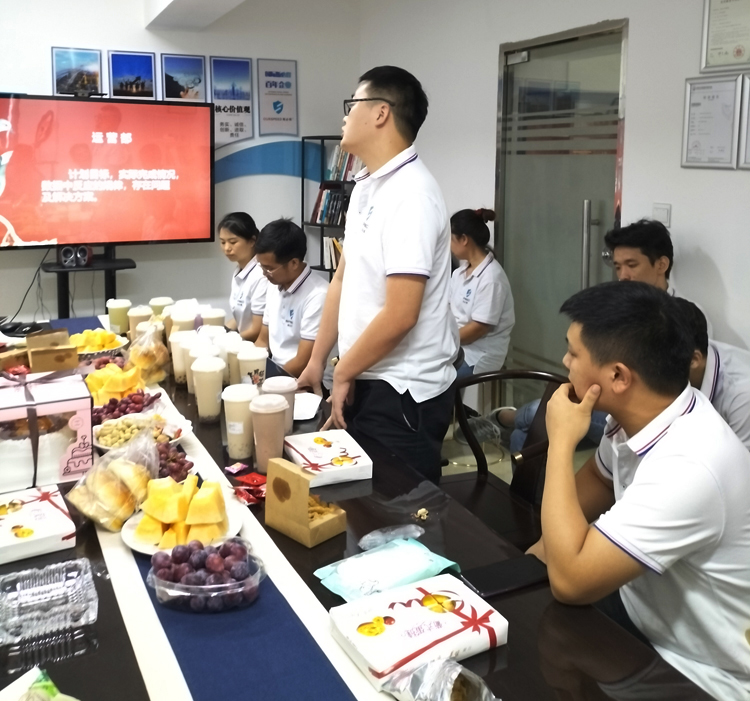 麻豆网络文化传媒科技召开9月份总结会暨生日会