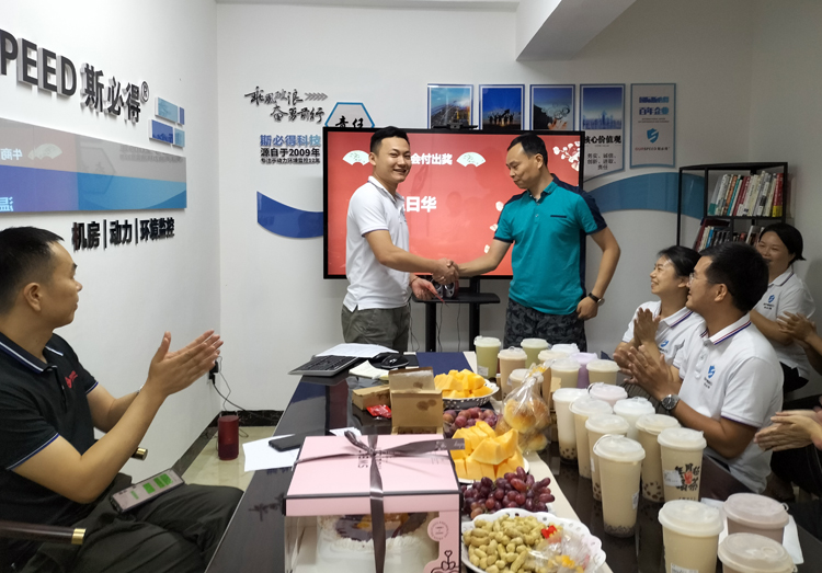 麻豆网络文化传媒科技召开9月份总结会暨生日会