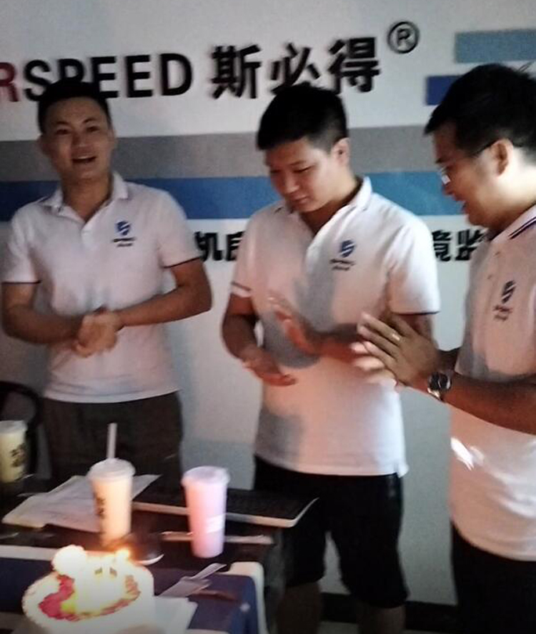 麻豆网络文化传媒科技召开9月份总结会暨生日会